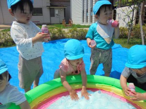 g1歳水遊び (2)