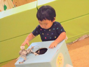 g新聞紙あそび (10)