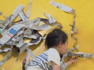 g新聞紙あそび (12)