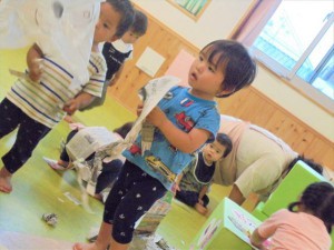 g新聞紙あそび (5)