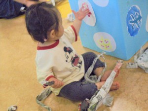 g新聞紙あそび (7)