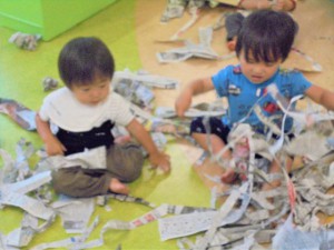 g新聞紙あそび (9)
