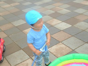 g雨上がりの水遊び (2)