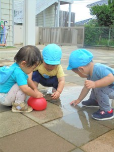 g雨上がりの水遊び (6)