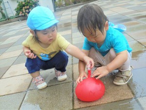 g雨上がりの水遊び (7)