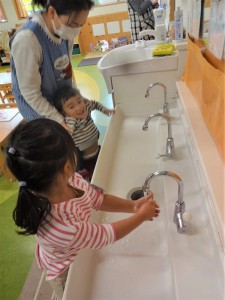 手洗い戸外遊び準備 (2)