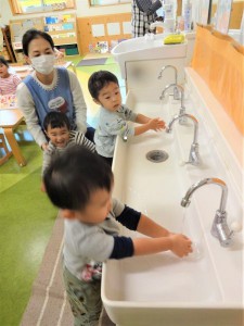 手洗い戸外遊び準備 (3)