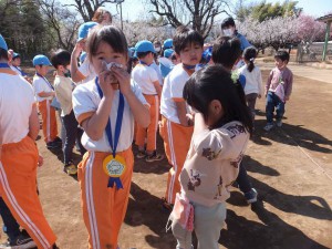 メダル見せる (3)