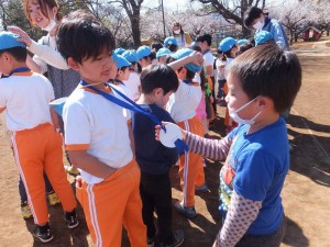 メダル見せる (4)