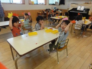 2023　5月30日　年少クラス　折り紙の活動